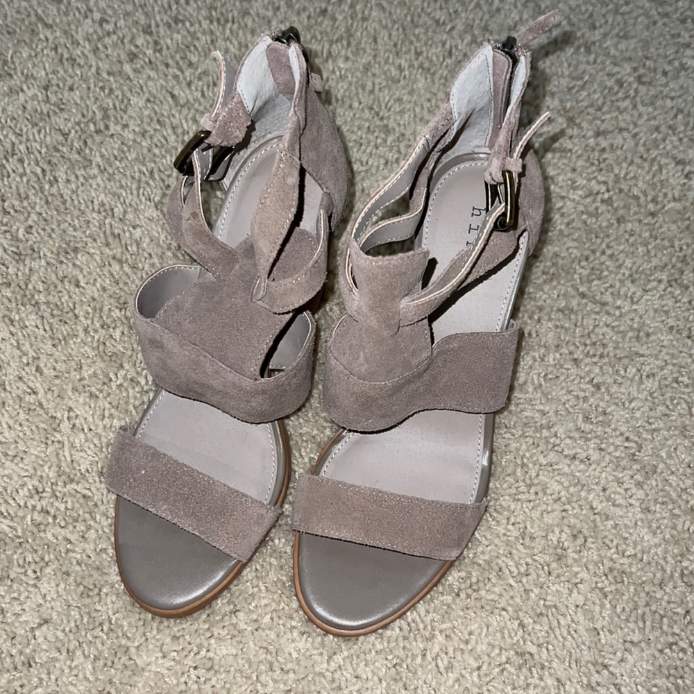 Hinge Beige Heel Sandals Size 8.5W